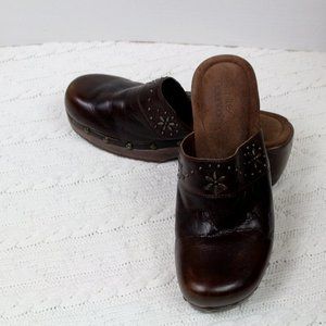 BEAUTIFUL WHITE MOUNTAIN STUDDED BROWN CLOGS